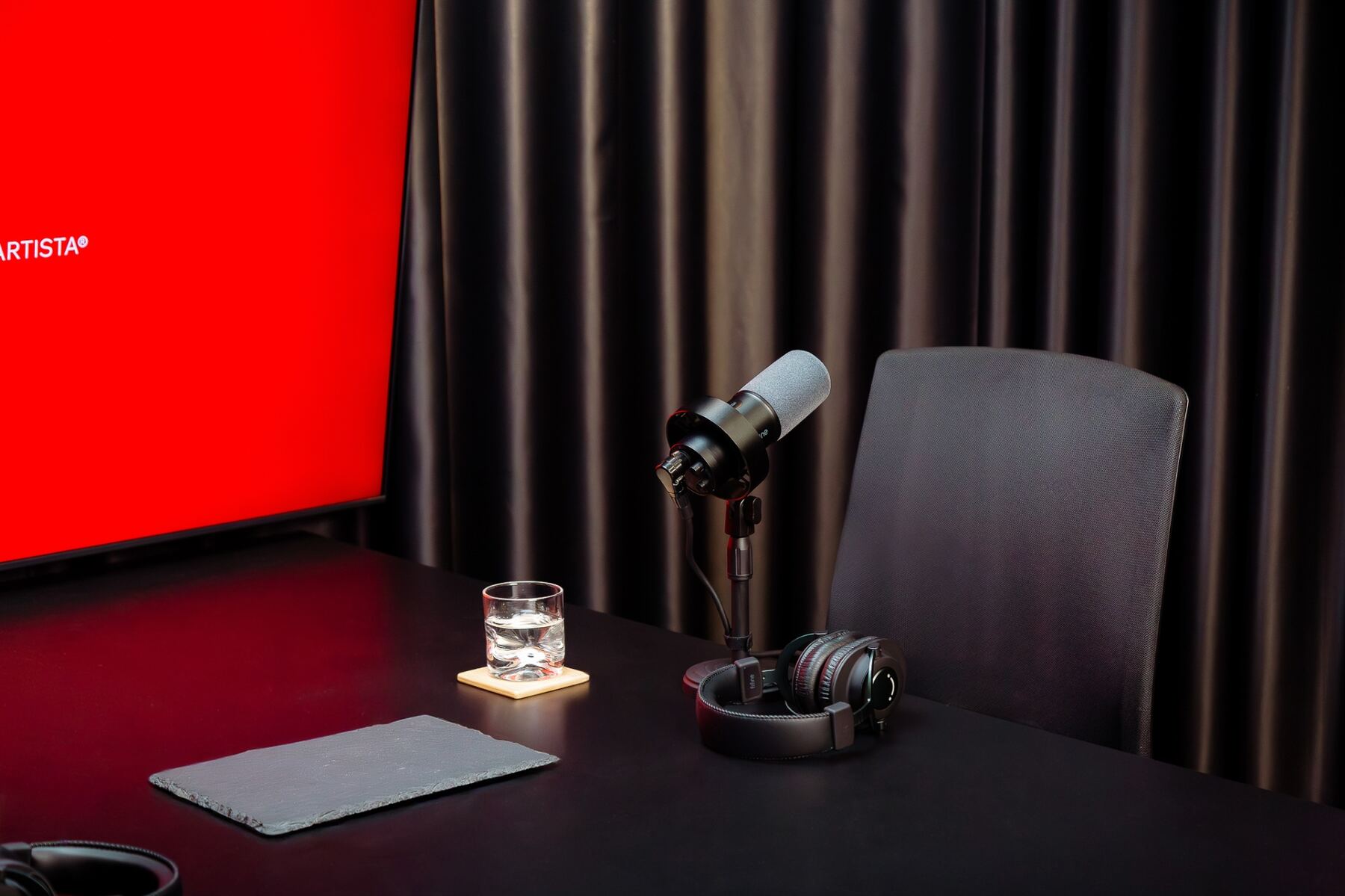 Detalhe do microfone broadcast e fone de ouvido profissional