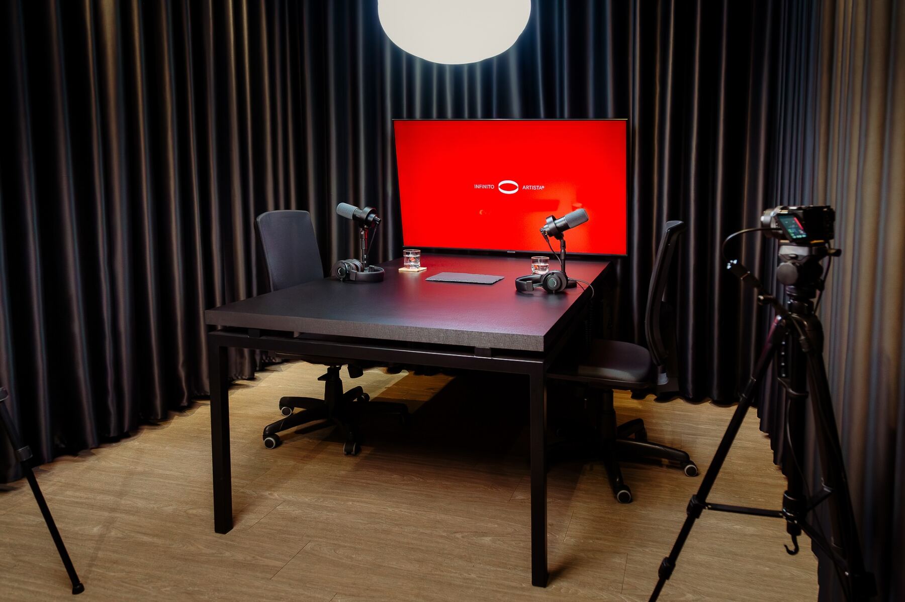 Setup completo de podcast com TV de cenário e tratamento acústico