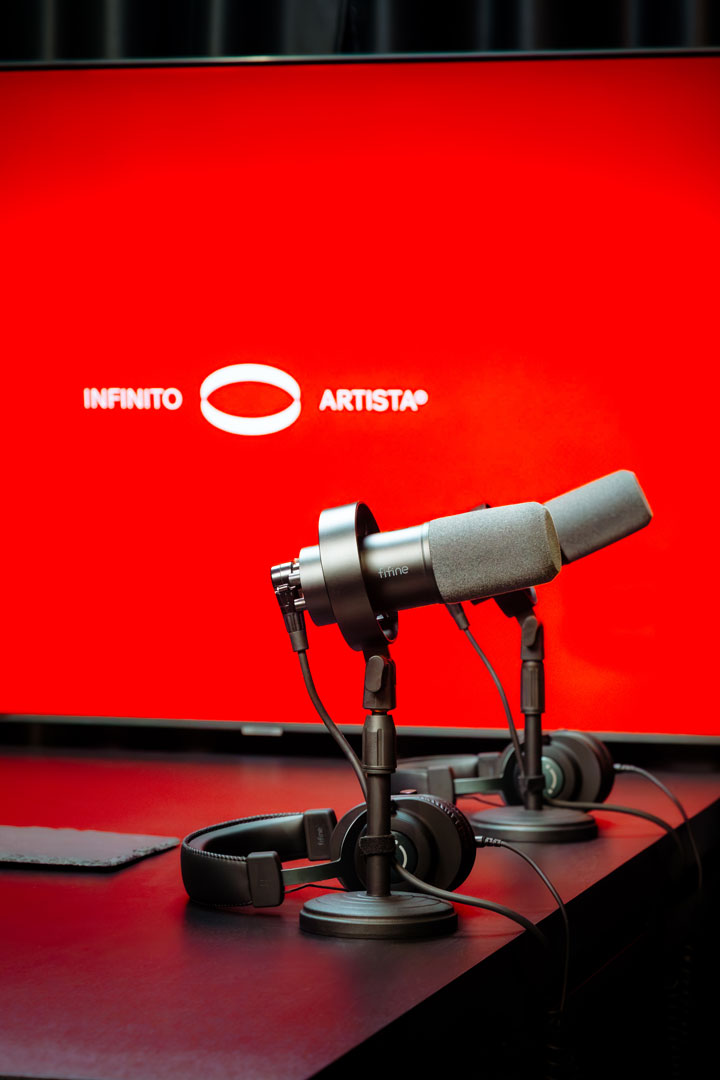 Detalhe dos microfones broadcast e fones profissionais com logo Infinito Artista