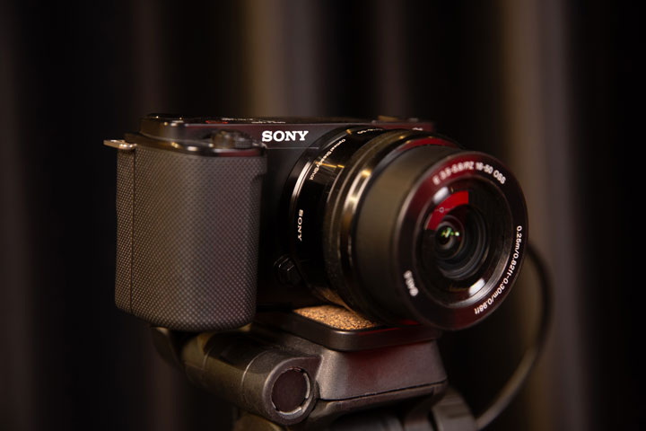 Câmera Sony em tripé profissional pronta para gravação