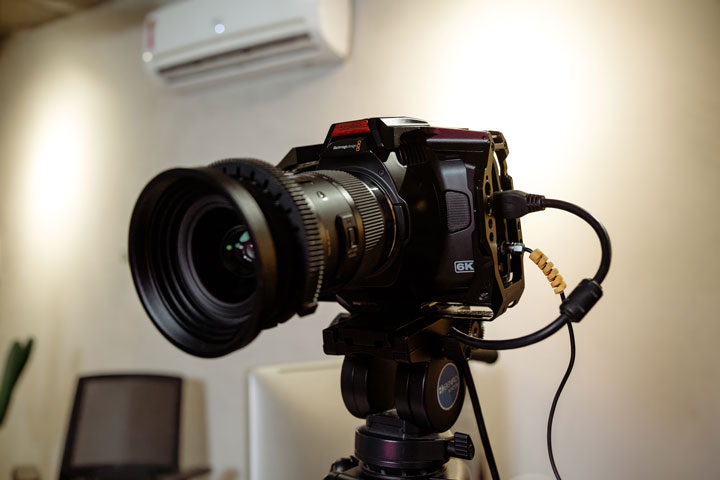 Câmera Blackmagic 6K em tripé com cabeça fluida